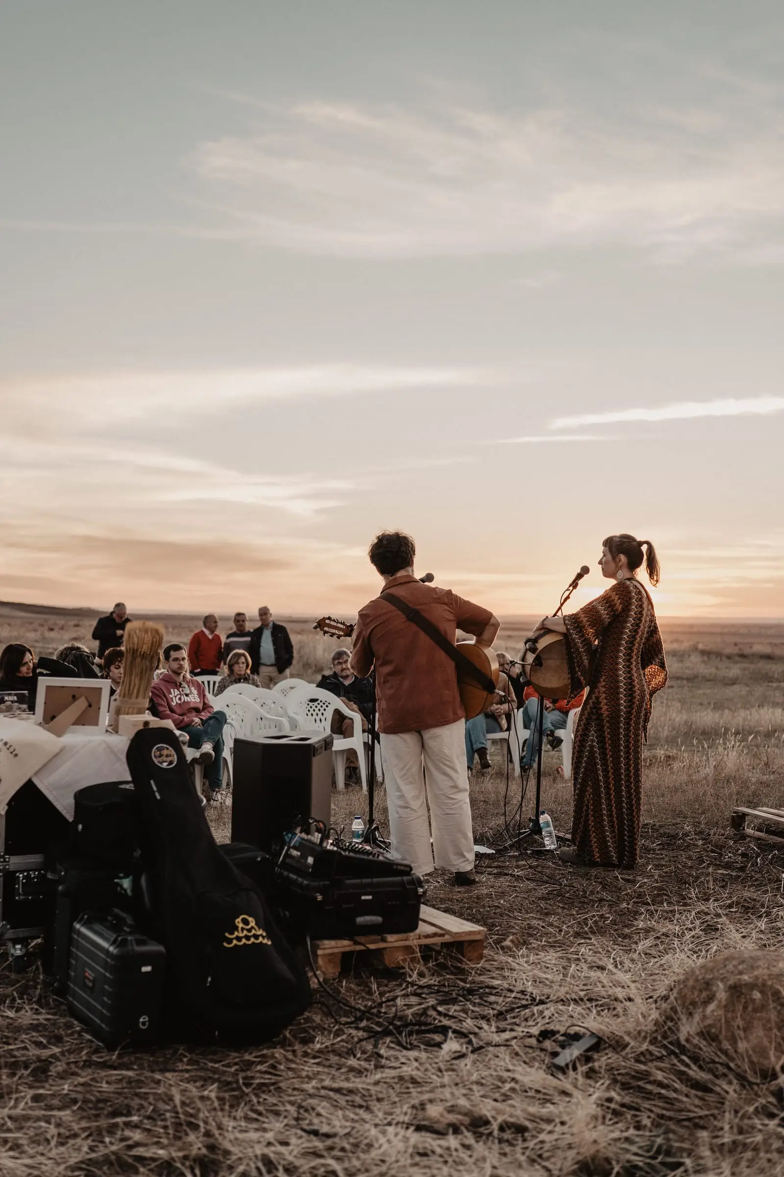 Público y músicos en el llano de La Felipa al caer la tarde