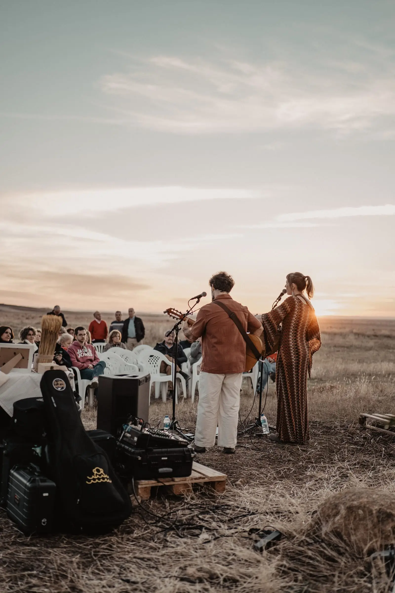Equipo de sonido y público ante el escenario al aire libre