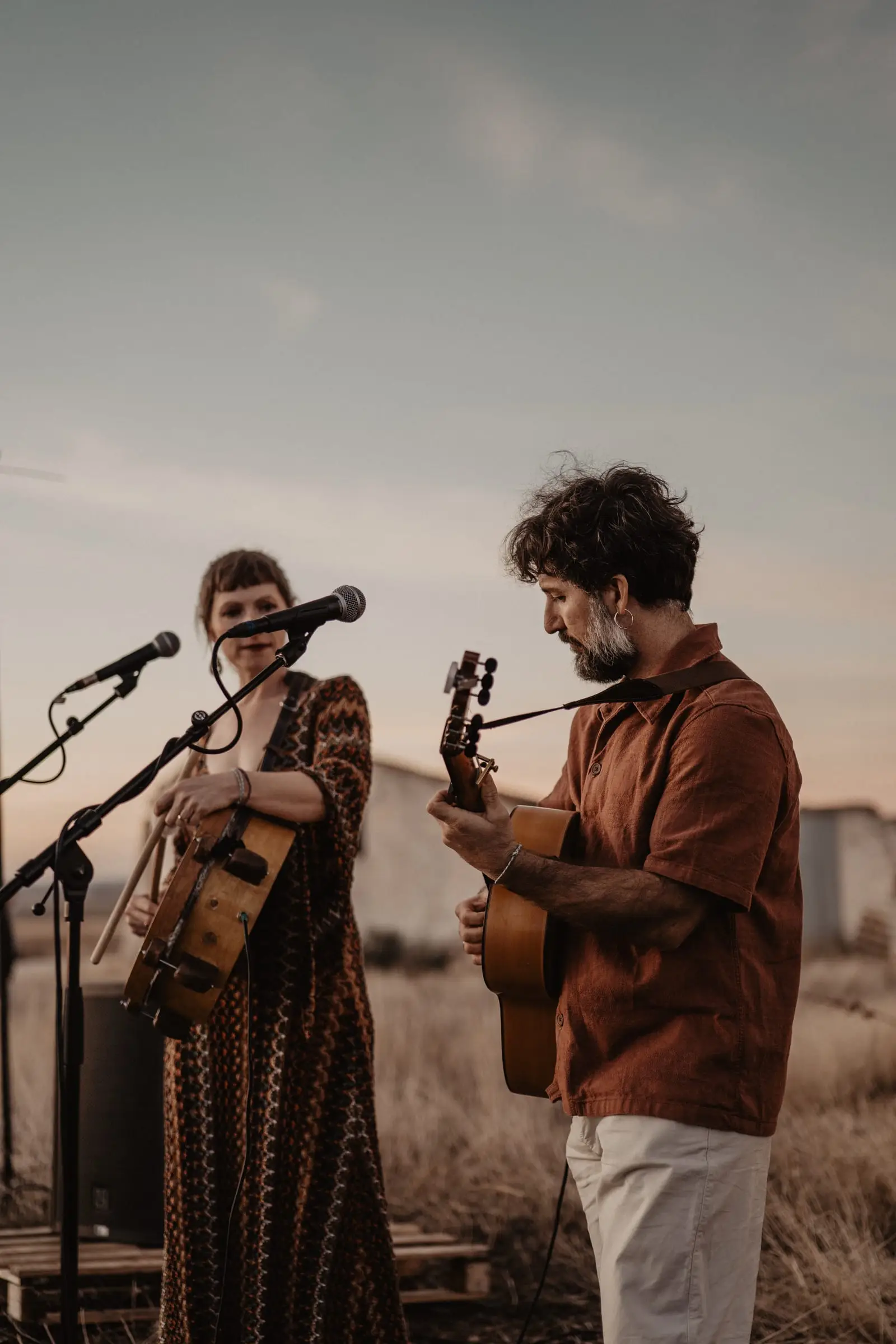 Los dos integrantes de MAPA cantando con sus guitarras