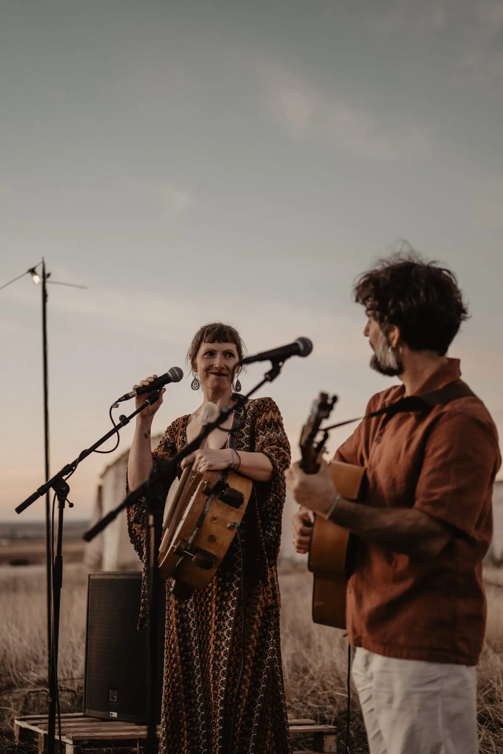Sonrisas entre canción y canción del dúo MAPA