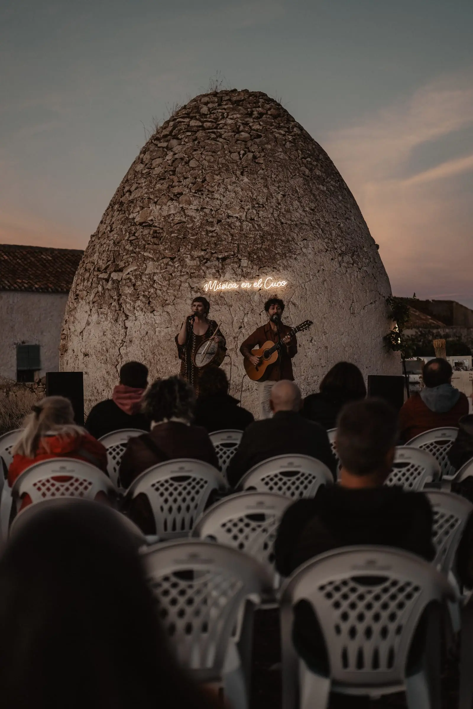 El cuco de La Felipa con el neón «Música en el Cuco» y el público sentado