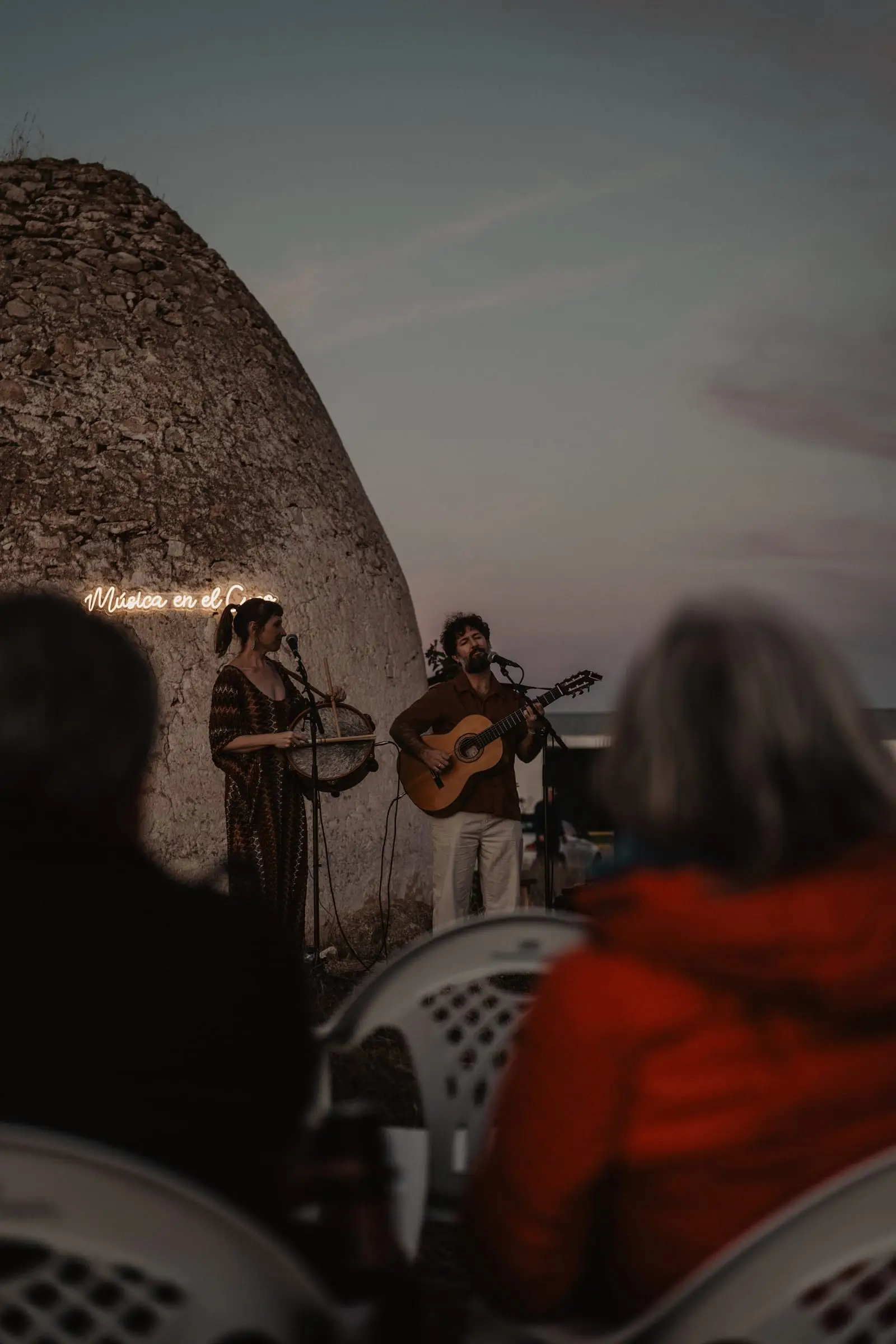 Público escuchando a MAPA ante la pared de piedra del cuco