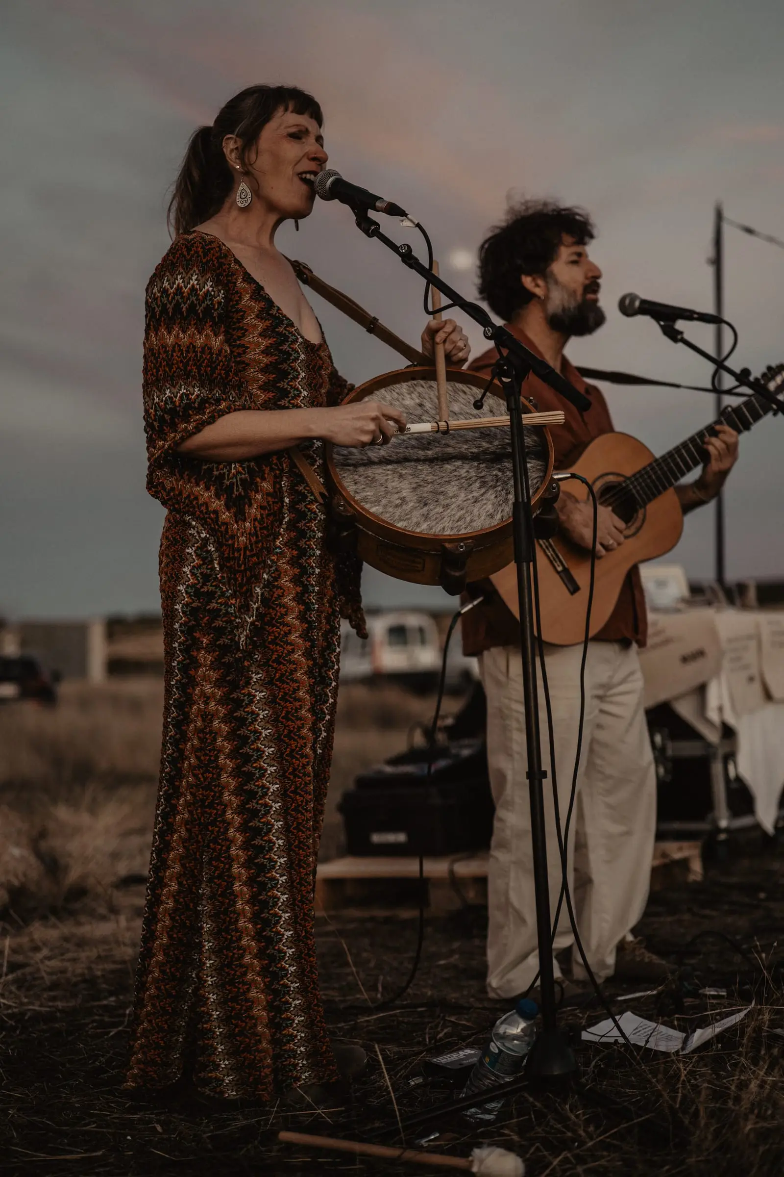 La cantante de MAPA con el pandero, al anochecer