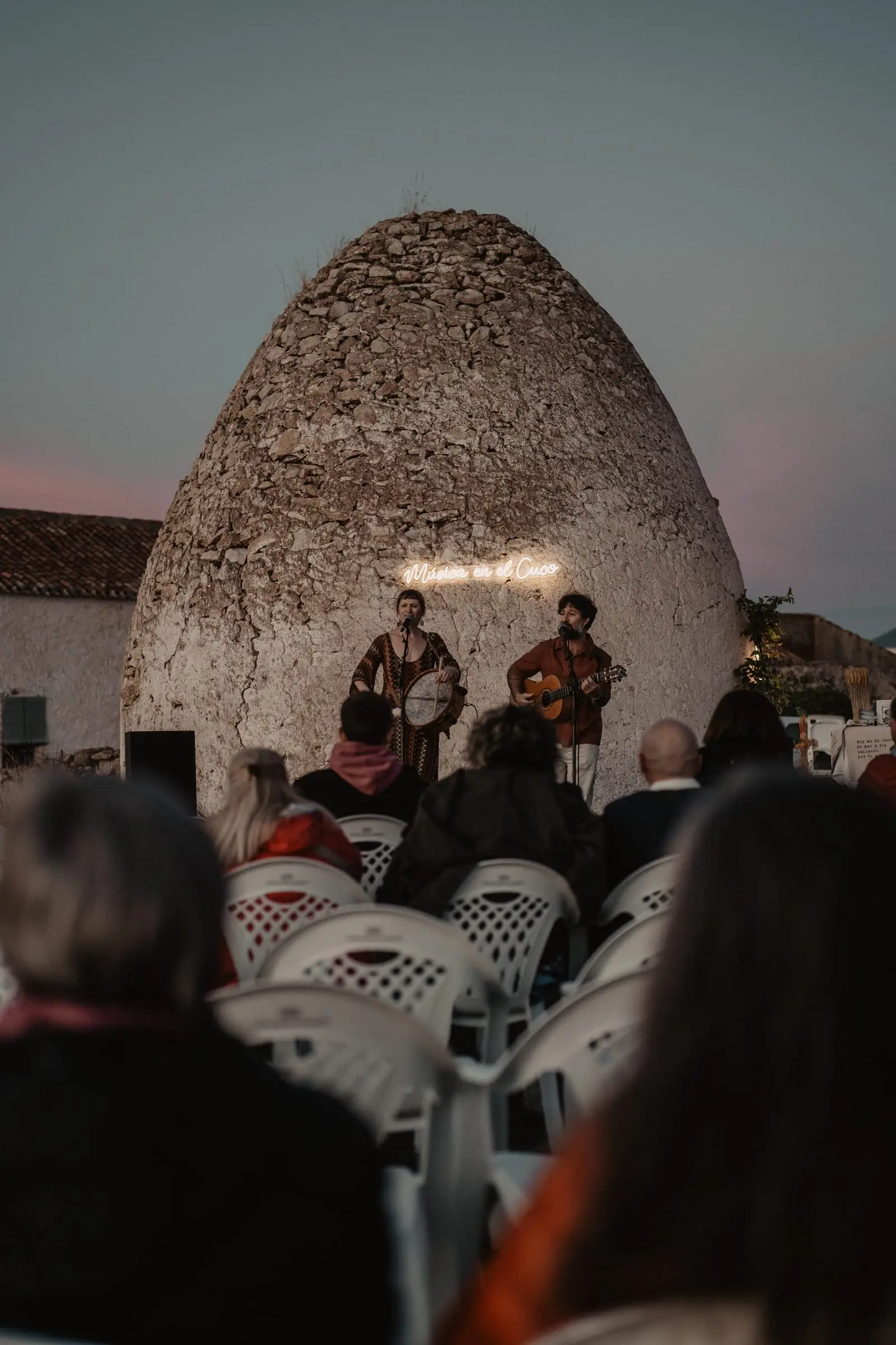 Concierto de MAPA ante el cuco con el neón «Música en el Cuco»
