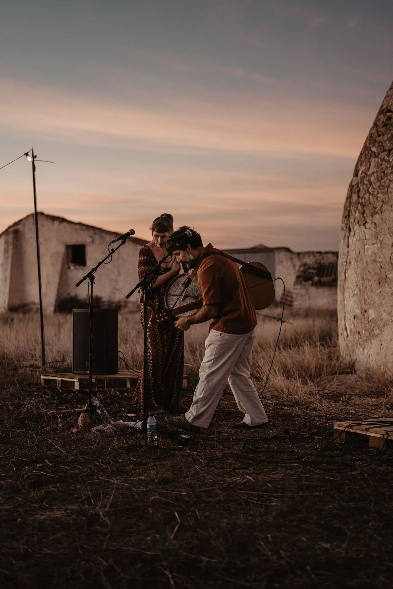 Los músicos se saludan al terminar una canción